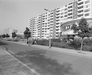884533 Gezicht op flatgebouwen aan de Bernadottelaan te Utrecht, met rechts het filiaal Kanaleneiland van de Utrechtse ...